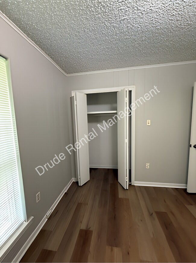 Building Photo - Quiet Country Living