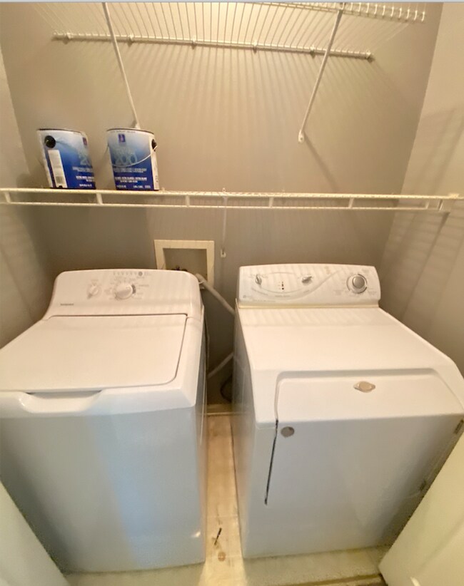 Building Photo - Northpointe Duplex Available for May!