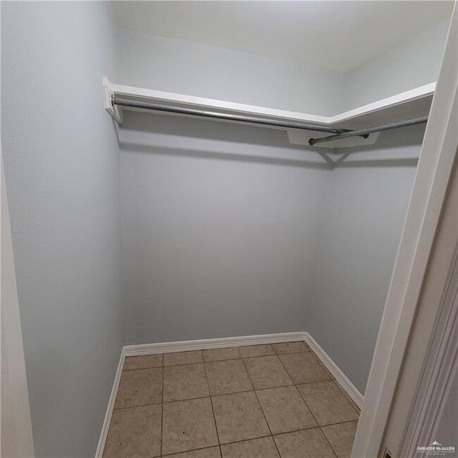 Building Photo - 7 W Candlelight Ln