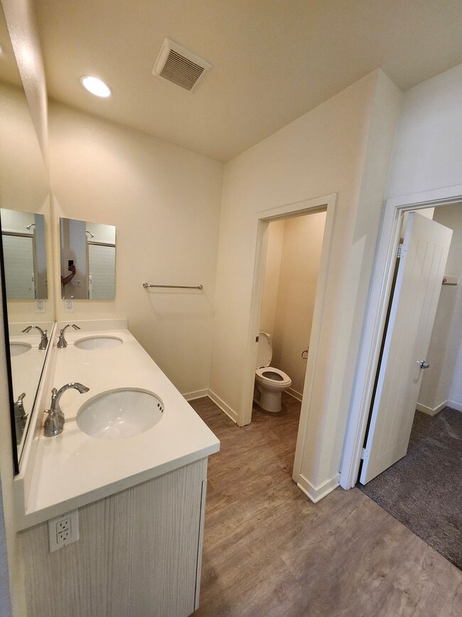 Building Photo - Gorgeous Tri-level Townhouse 3 beds 3 1/2 ...