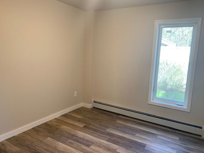 Building Photo - Inviting 2BR Gem with Balcony Views in For...