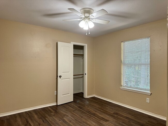 Building Photo - 16011 Echo Glen Dr