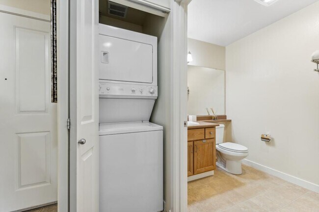 Building Photo - Frazer Court Condominiums - 1 bedroom