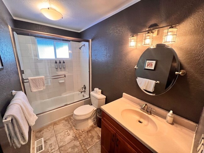 Building Photo - Fully Furnished Rental