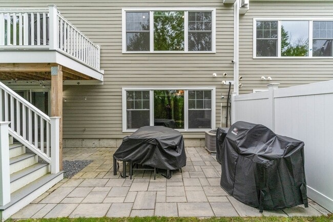 Building Photo - 12 Blueberry Hill Ln