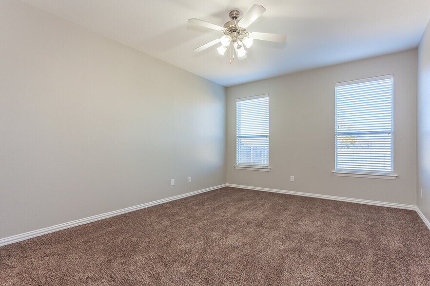 Building Photo - 609 Cove Ct