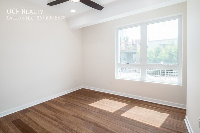 Building Photo - Large Modern Queen Village Three Bedroom /...