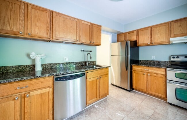 Building Photo - Renovated townhouse backing to trees with loads of privacy!