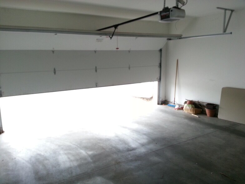 Building Photo - 307 Douglas Dr