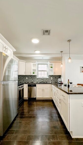 Building Photo - 647 38th St