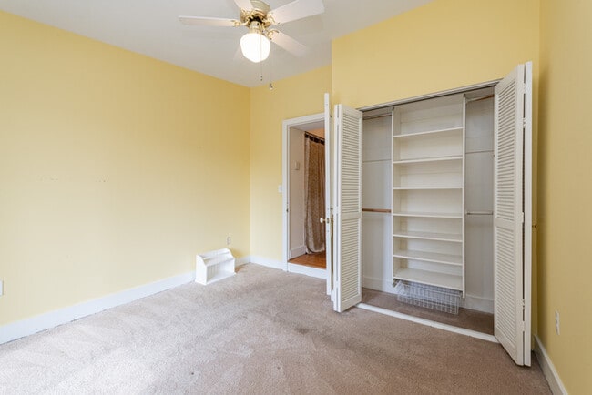 Building Photo - 3 Bedroom with Fenced in rear yard