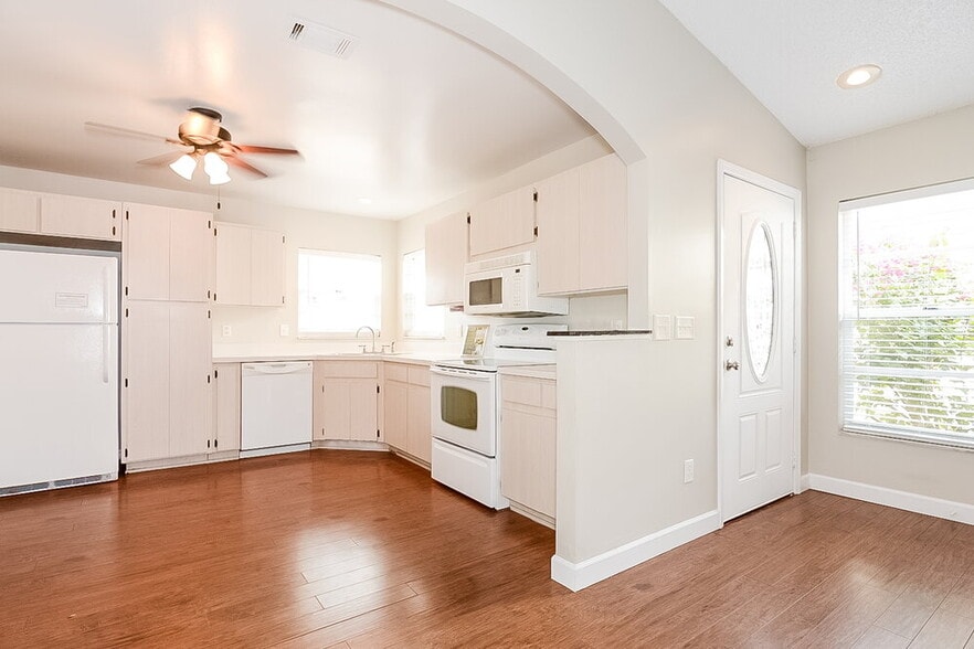 Building Photo - 1822 Coyote Pl