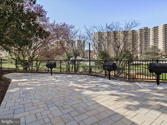 Building Photo - 203 Yoakum Pkwy