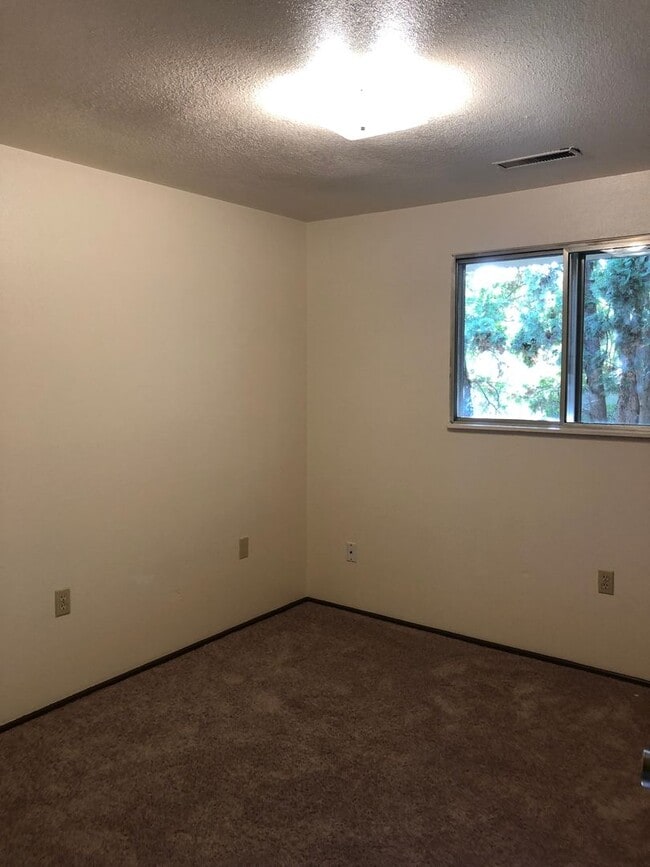 Building Photo - Spacious NW Corvallis Duplex -   3 Bedroom...