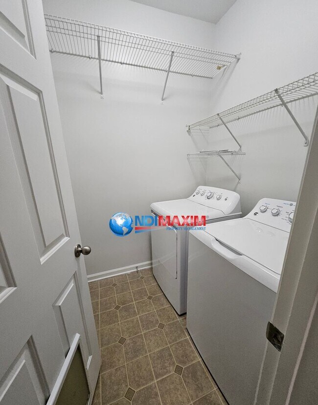 Building Photo - Spacious, open floor plan home in a very c...