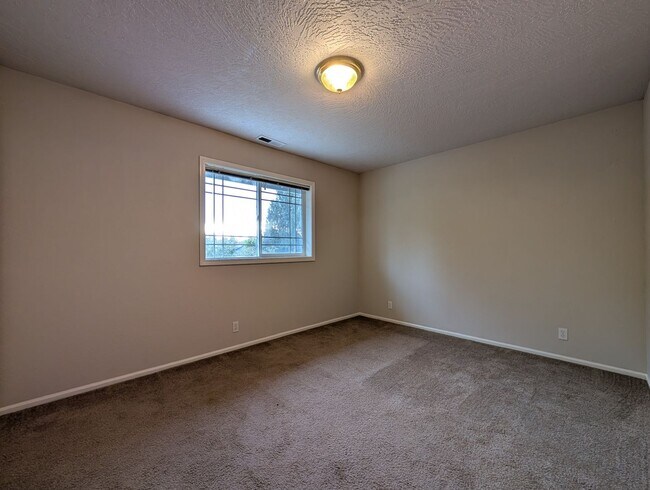 Building Photo - 3-Bedroom, 2.5-Bath Home Close To River Road In Eugene!