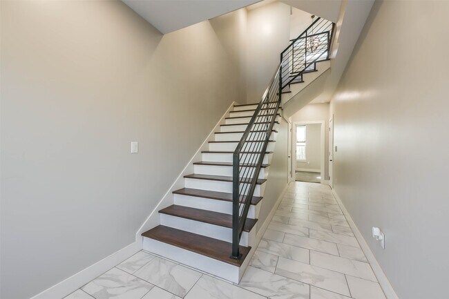 Building Photo - 2422 Hadley St