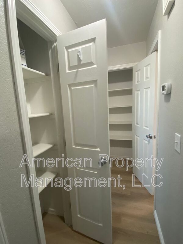 Building Photo - 1132 N Hickory Dr