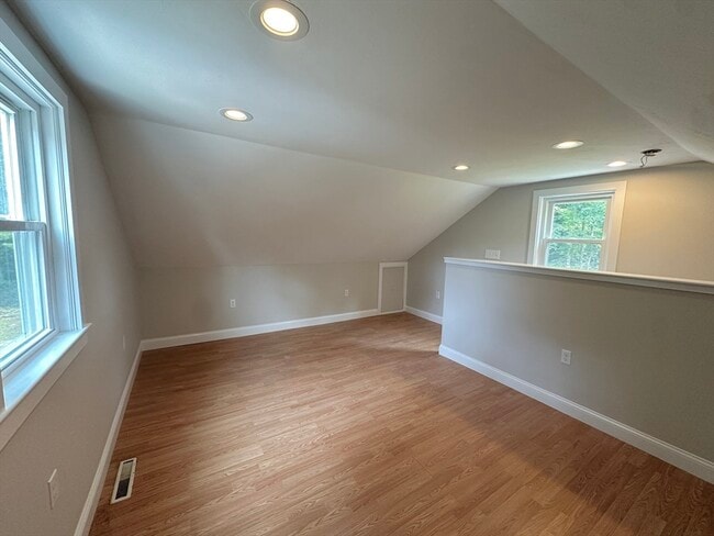 Building Photo - 33 Park Dr