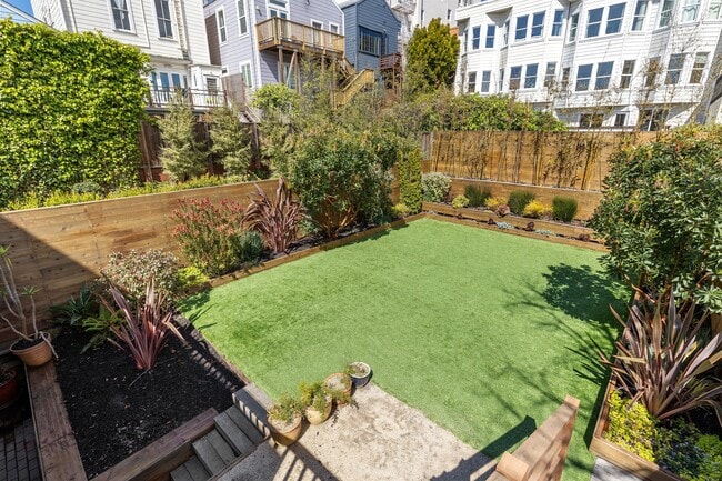 Building Photo - 2866 Pine St