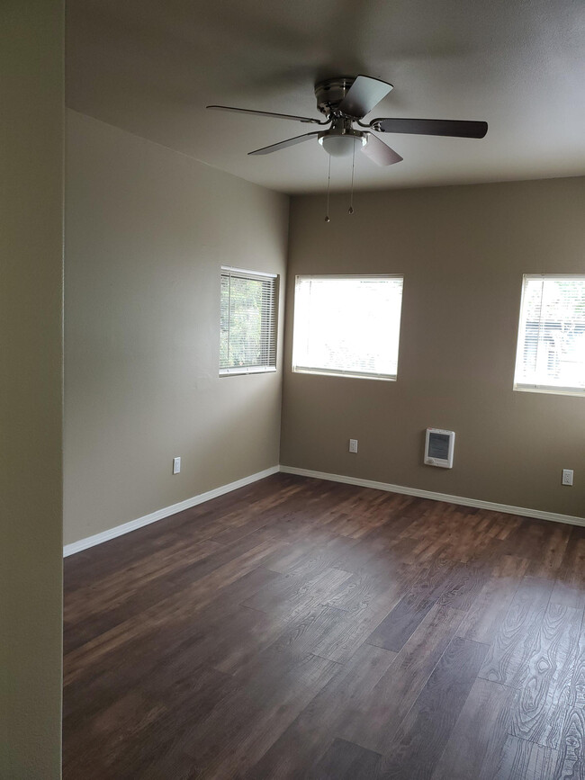 Building Photo - 3213 Center St NE