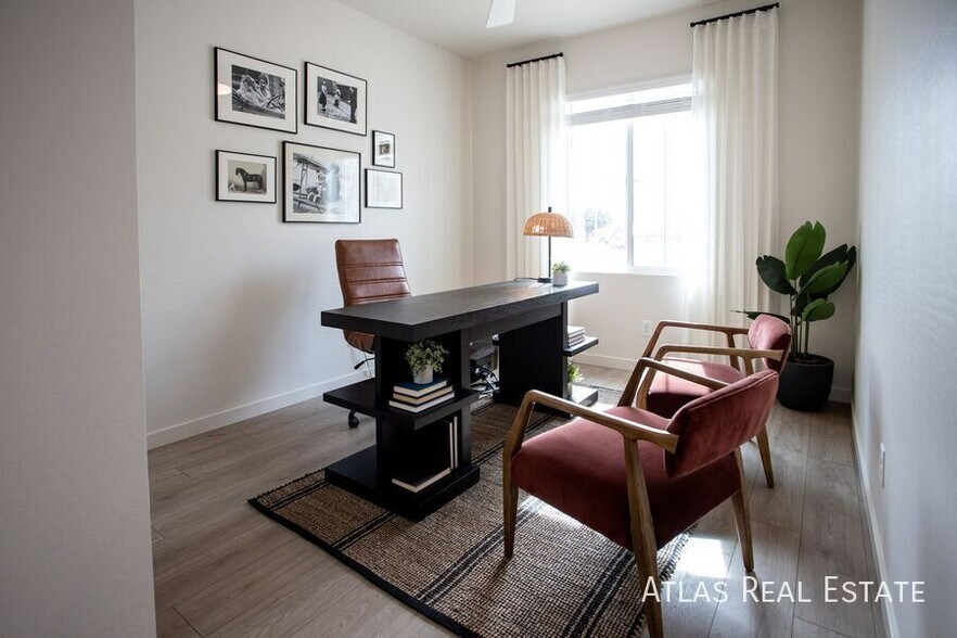 Building Photo - 1120 W Villa Theresa Dr