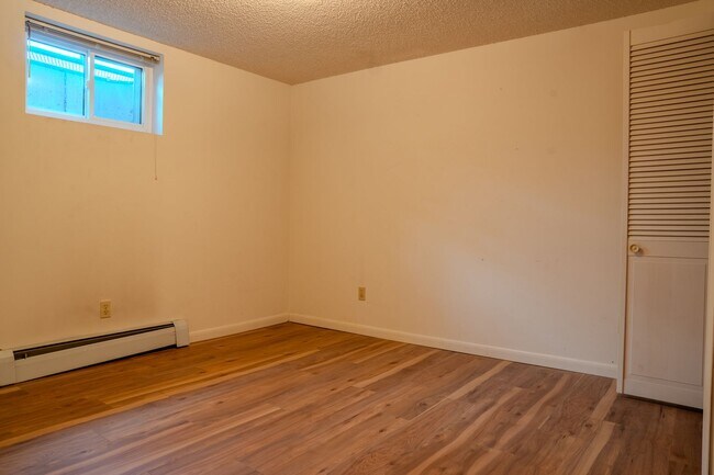 Building Photo - Spacious 6 bedroom home with 3 non conform...