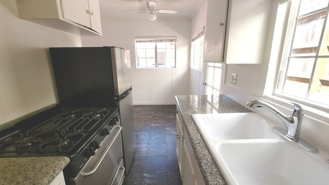 Building Photo - 1405 Ocean Park Blvd