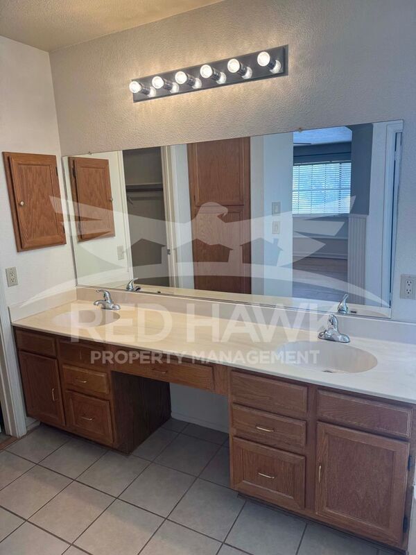 Building Photo - 25 W La Vieve Ln