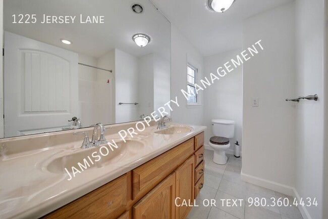 Building Photo - 1225 Jersey Ln