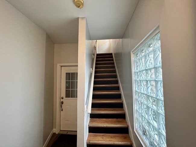 Building Photo - E. WALNUT HILLS - Cute 2 bed in upper of 2...