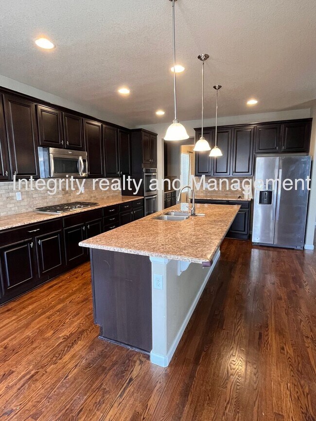 Building Photo - 4 Bed/3 Bath, 3,550 Sqft -1057 Clear Sky W...