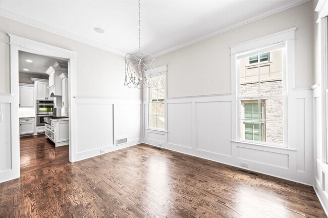 Building Photo - 1735 Hillmont Dr