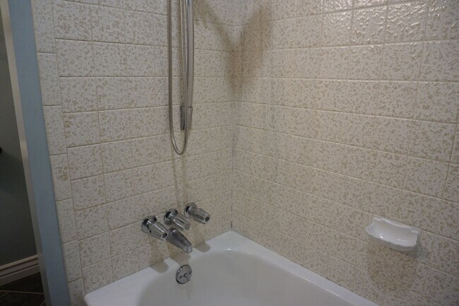 Building Photo - Quiet 4 Bedroom 2.5 Bath Taylorsville Home