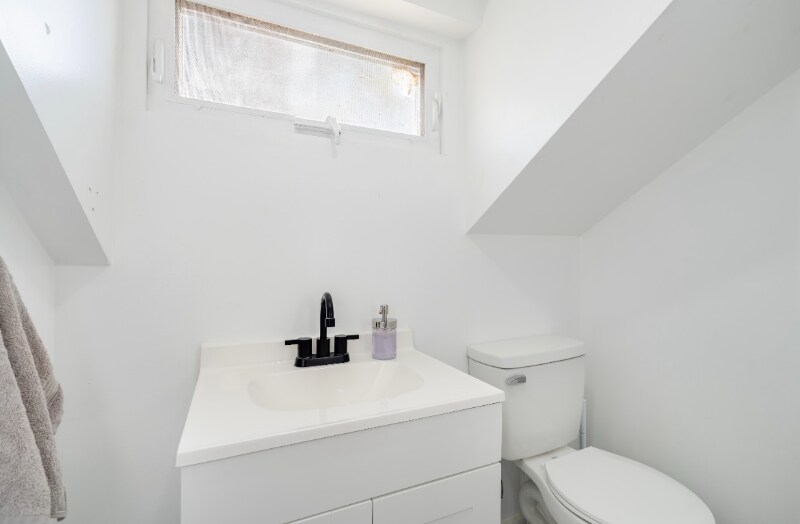 Building Photo - 12 W 52nd St