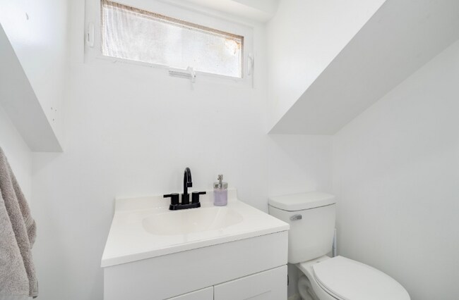 Building Photo - 12 W 52nd St