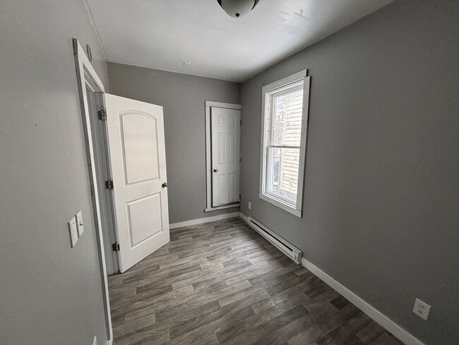 Building Photo - 2 Bedroom House