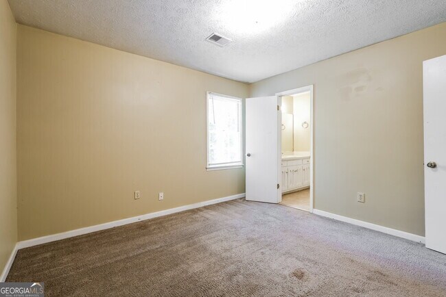 Building Photo - 2432 Hillboro Cir S W
