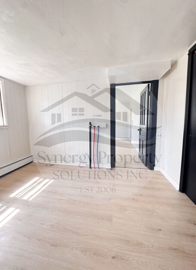 Building Photo - Unity Dr 810-812