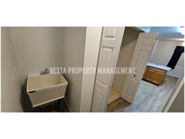 Building Photo - 981 Hudson St