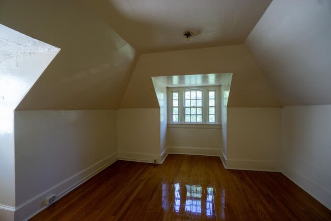 Building Photo - Available 6/1/26 - Spacious Home with Garage