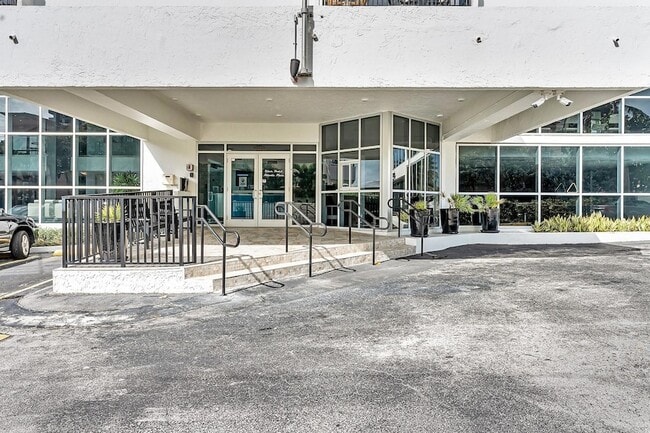 Building Photo - 525 N Ocean Blvd