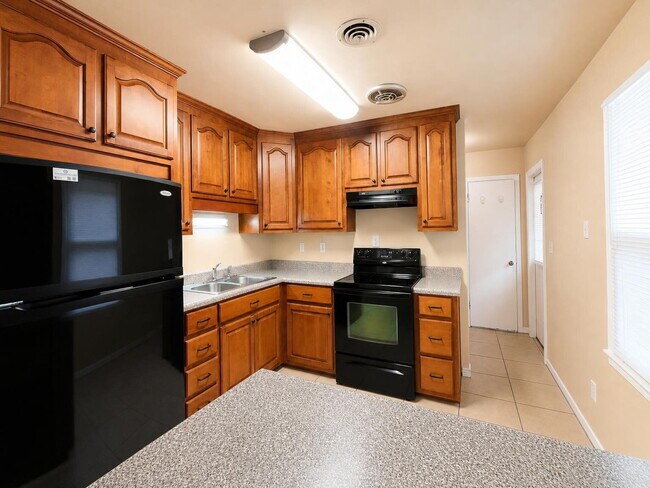 Building Photo - "Charming 3-Bed Oasis with Spacious Living in Fort Walton Beach!"