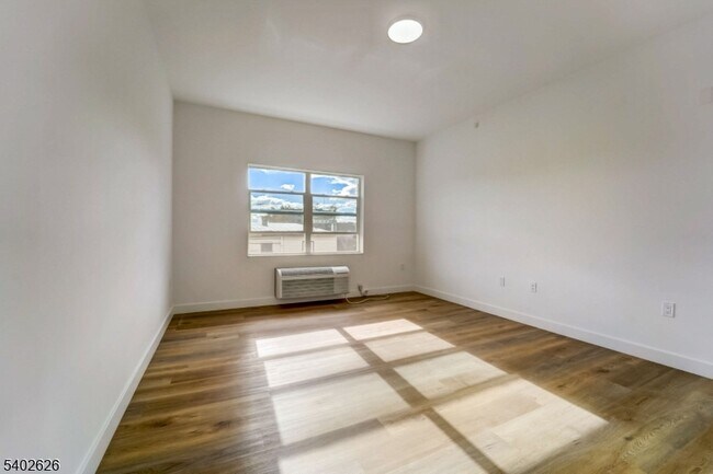 Building Photo - 48 Chadwick St