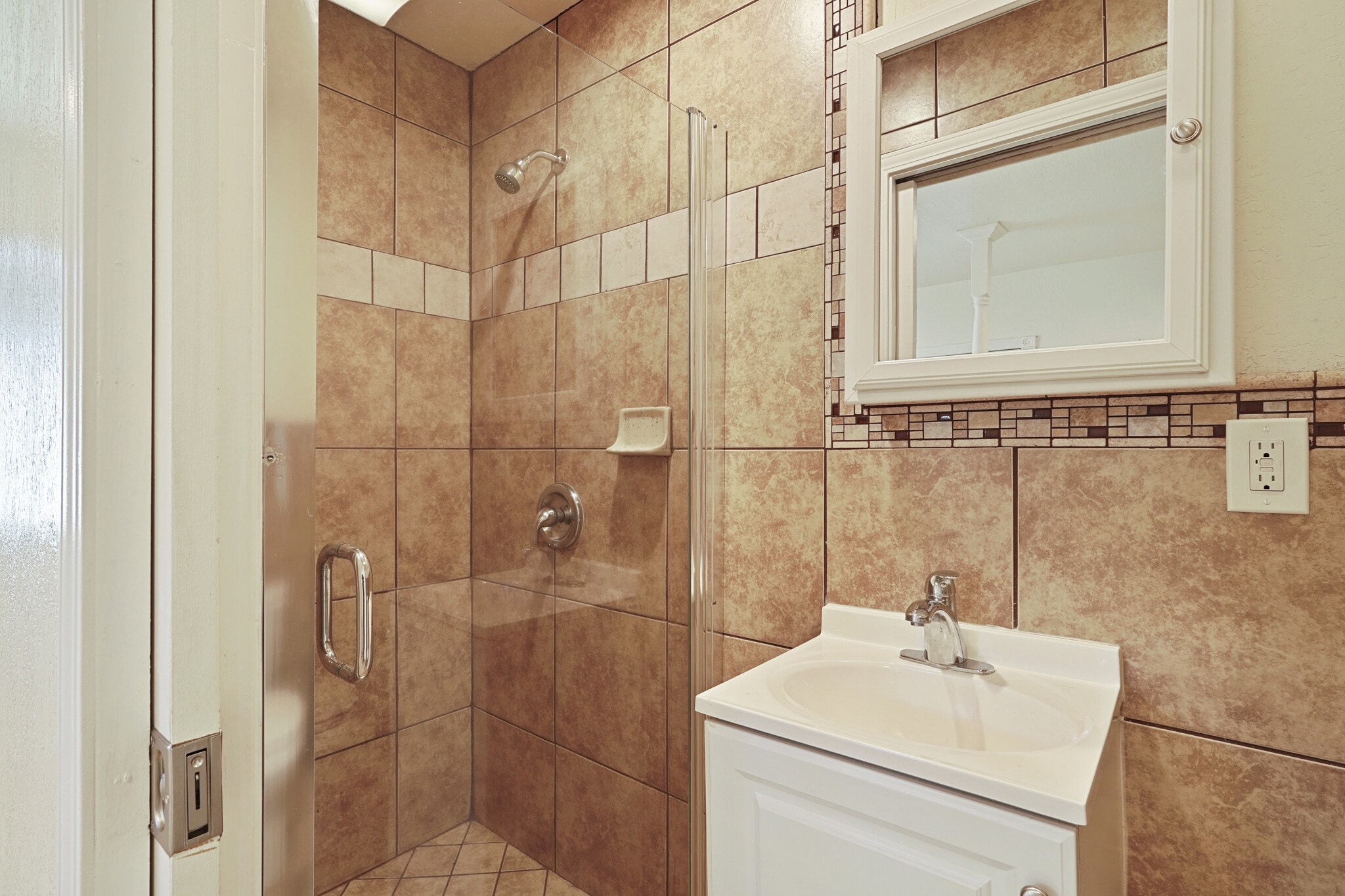2nd bathroom with shower stall - 324 Flora St