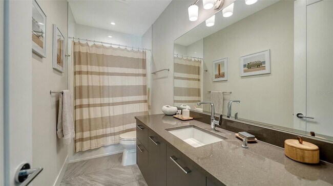 Building Photo - 635 S Orange Ave