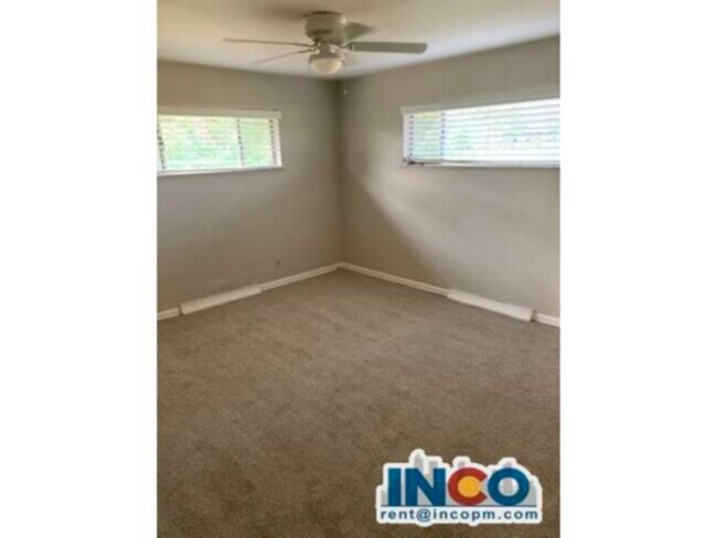 Building Photo - 4940 Lakeshore Dr