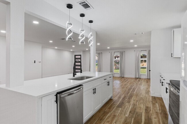 Building Photo - 219 Lakeview Dr