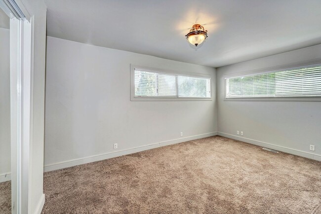 Building Photo - Bothell Rambler