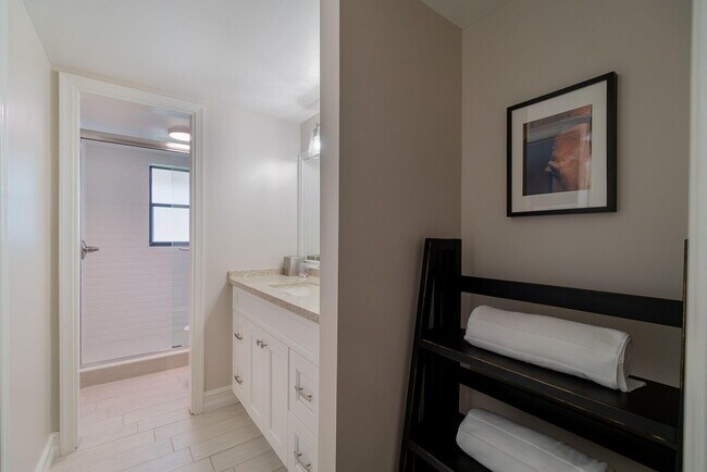 Building Photo - 11355 Pond View Dr